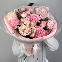 Букет из французских роз, диантусов и кустовых роз