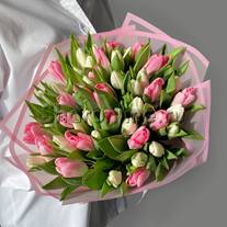 Букет из розовых и белых тюльпанов