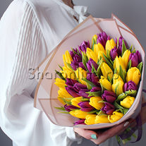 Букет из желтых и фиолетовых тюльпанов