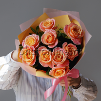 Букет персиково-розовых роз