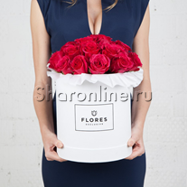 Коробка Classic White с розами цвета фуксия